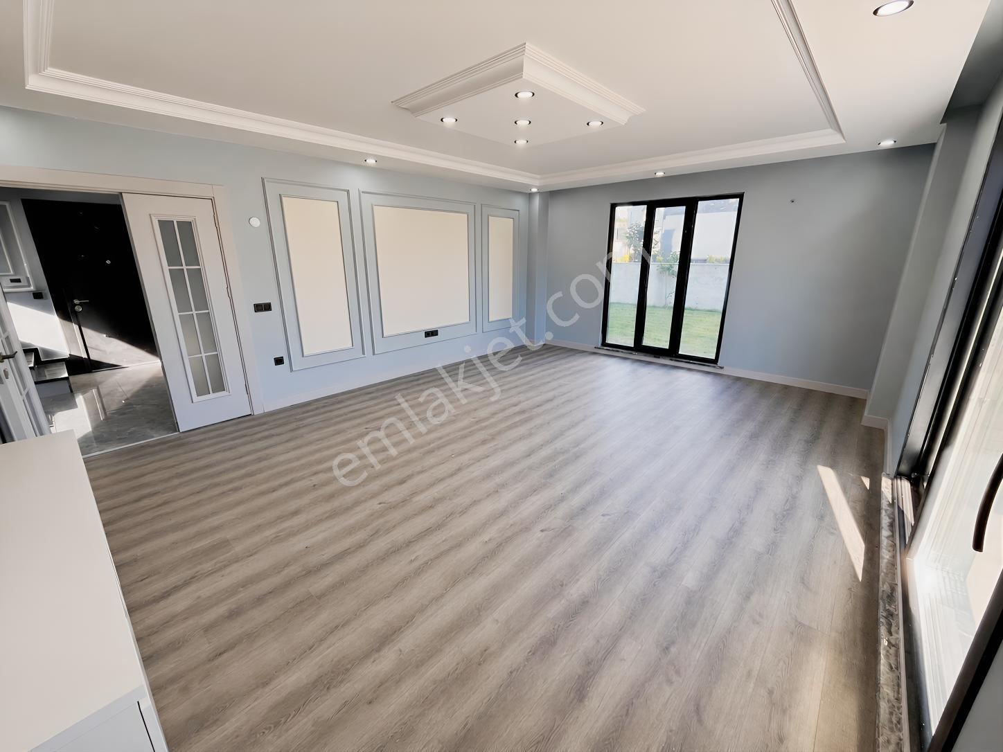 Silivri Ortaköyde İskanlı Havuzlu Sitede 4+1 Sıfır Villa — fotoğraf 3