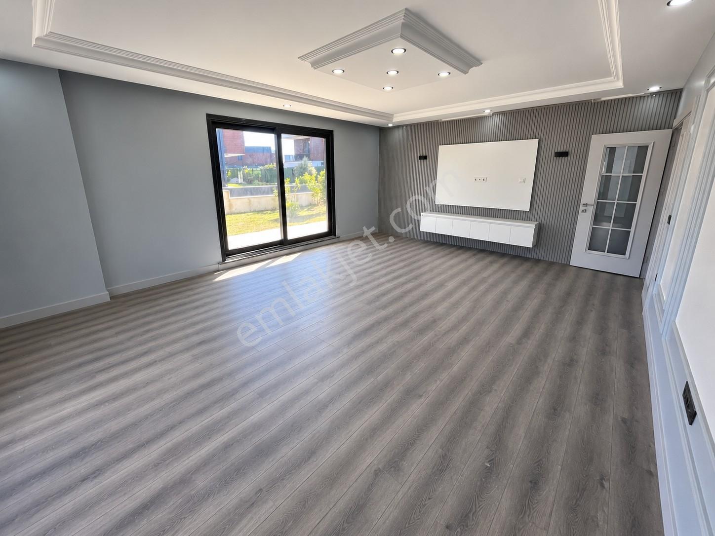 Silivri Ortaköyde İskanlı Havuzlu Sitede 4+1 Sıfır Villa — fotoğraf 4