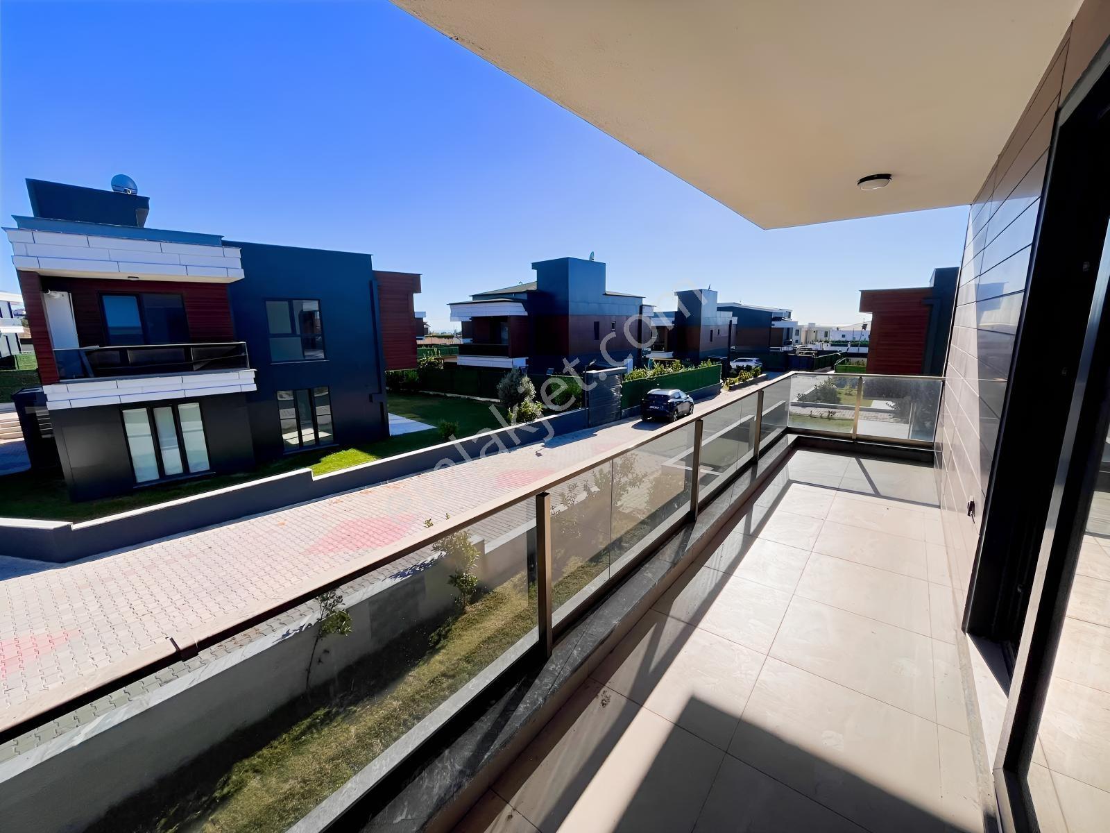 Silivri Ortaköyde İskanlı Havuzlu Sitede 4+1 Sıfır Villa — fotoğraf 19