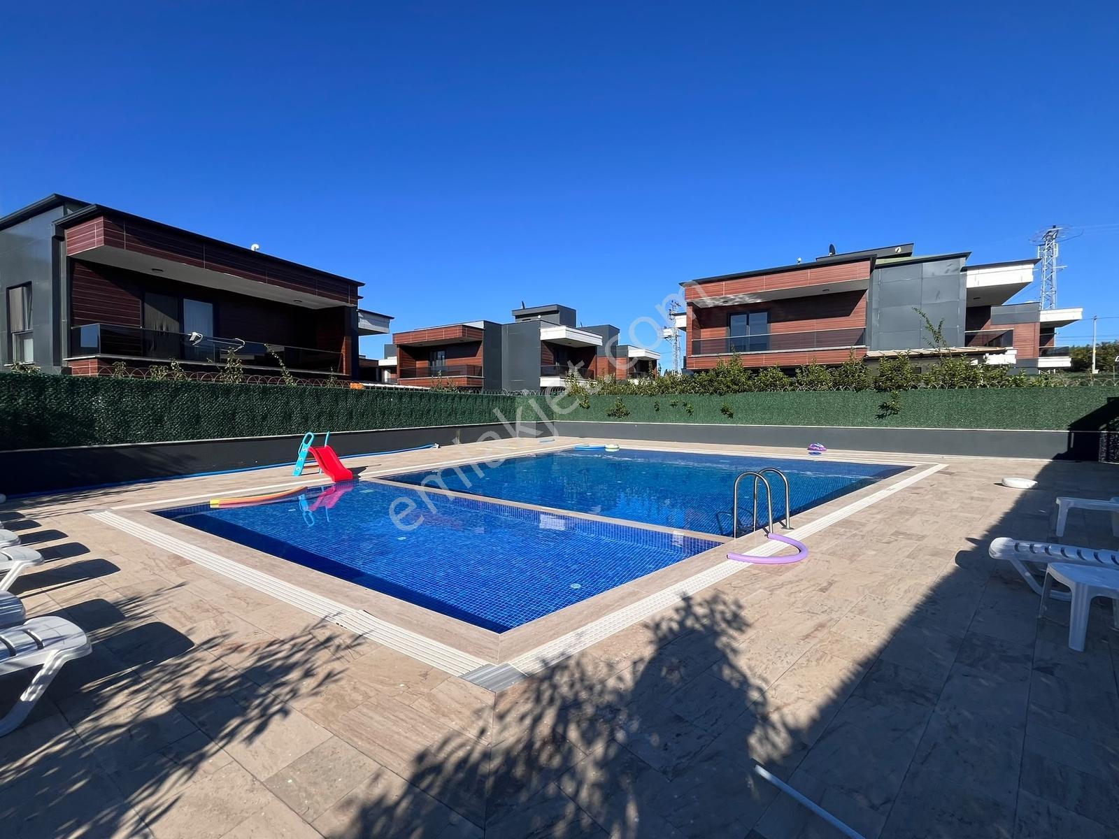 Silivri Ortaköyde İskanlı Havuzlu Sitede 4+1 Sıfır Villa — fotoğraf 26