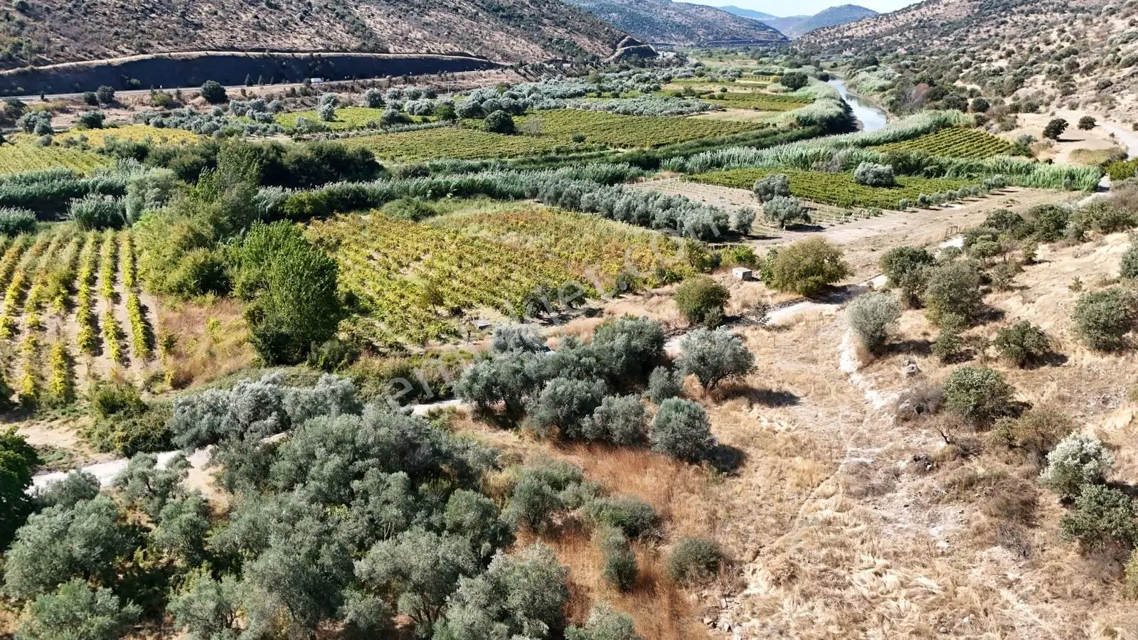 Zeki Emlak'Tan Yunusemre Şamar'Da 2.491,43 M² Satılık Tarla