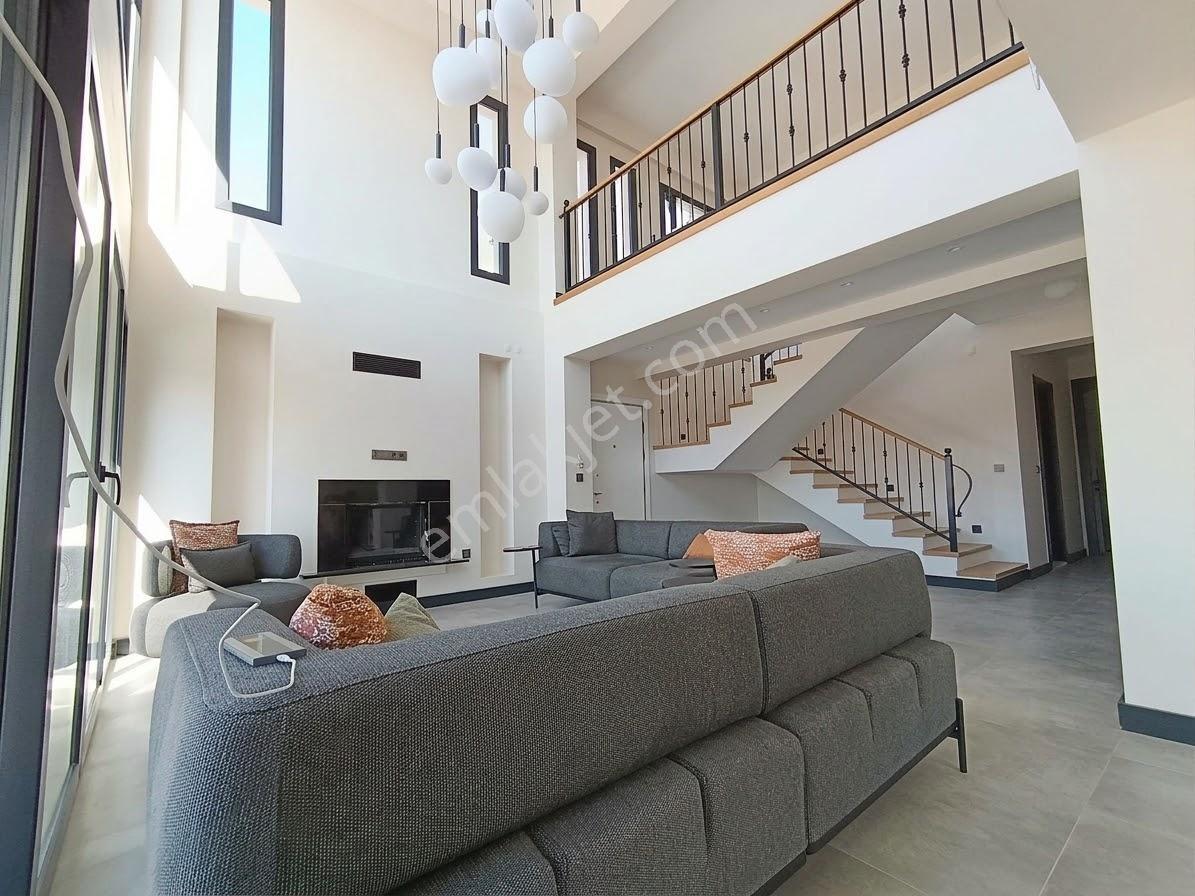 Foçaköyün En Değerli Bölgesinde 4+1 Havuzlu Villa Açıklamayı Oku — fotoğraf 12
