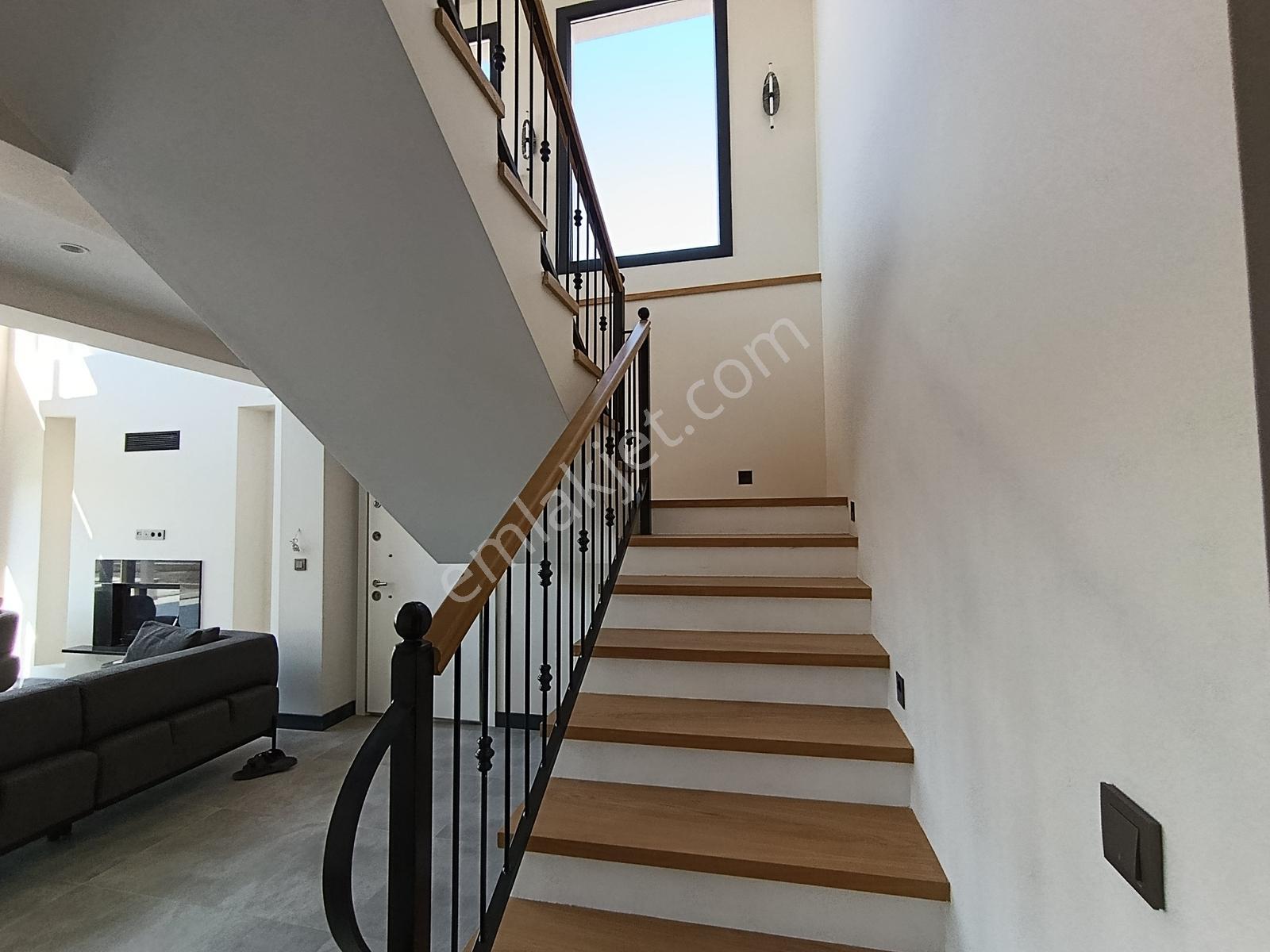 Foçaköyün En Değerli Bölgesinde 4+1 Havuzlu Villa Açıklamayı Oku — fotoğraf 16