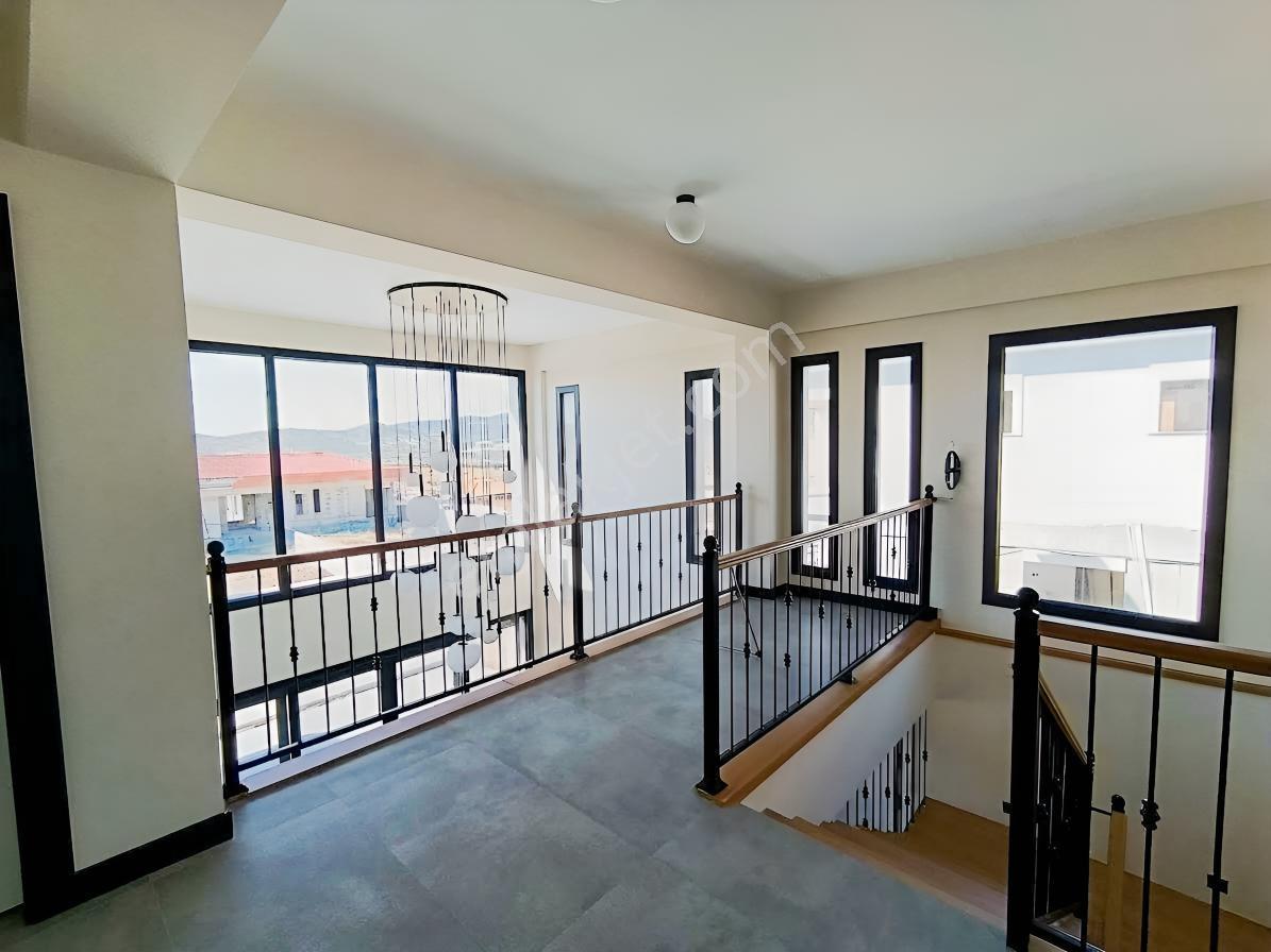 Foçaköyün En Değerli Bölgesinde 4+1 Havuzlu Villa Açıklamayı Oku — fotoğraf 18