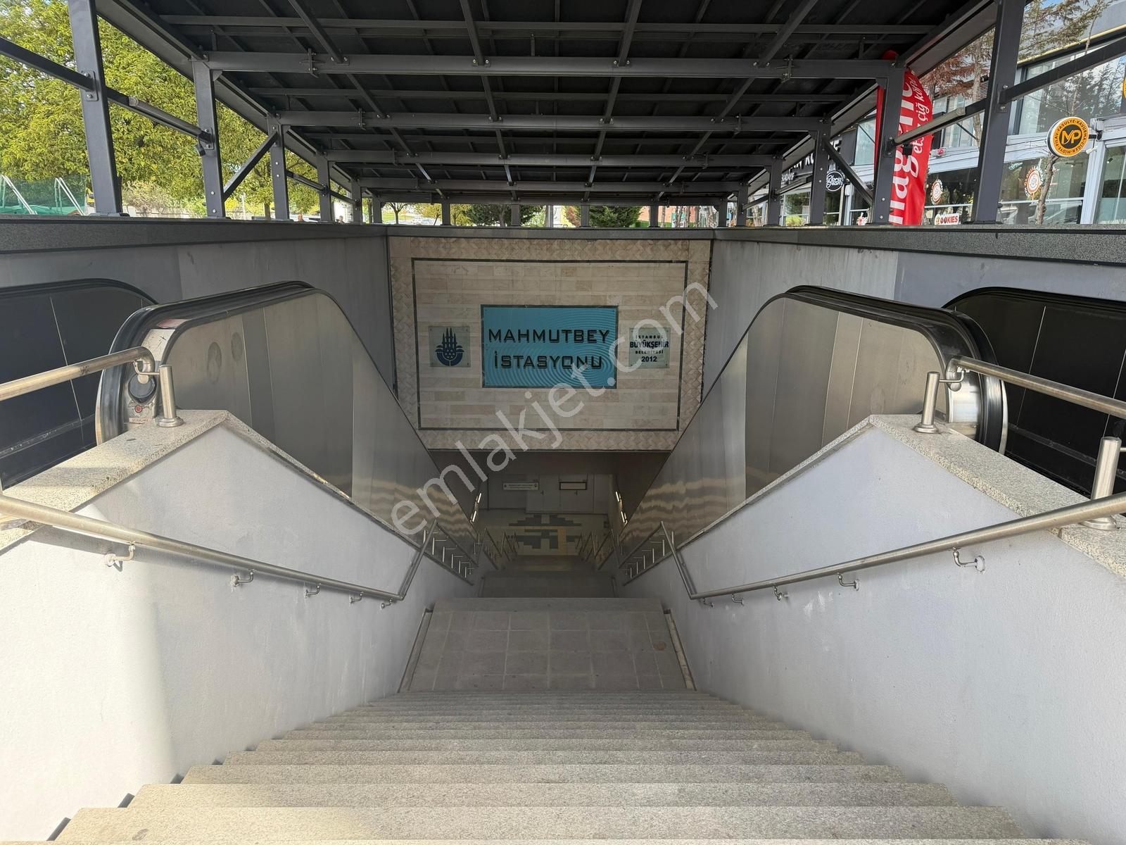 Metronun Dibinde Lüxera Meydanda Satılık 3+1havuzlu Site Dairesi — fotoğraf 7