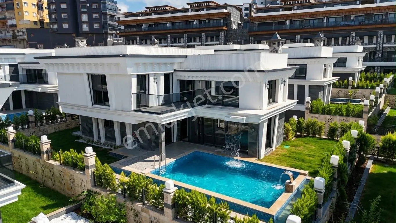 Kuşadası’Nda Satılık Saunalı Hamamlı Spor Salonu Kapalı Garajlı Villa
