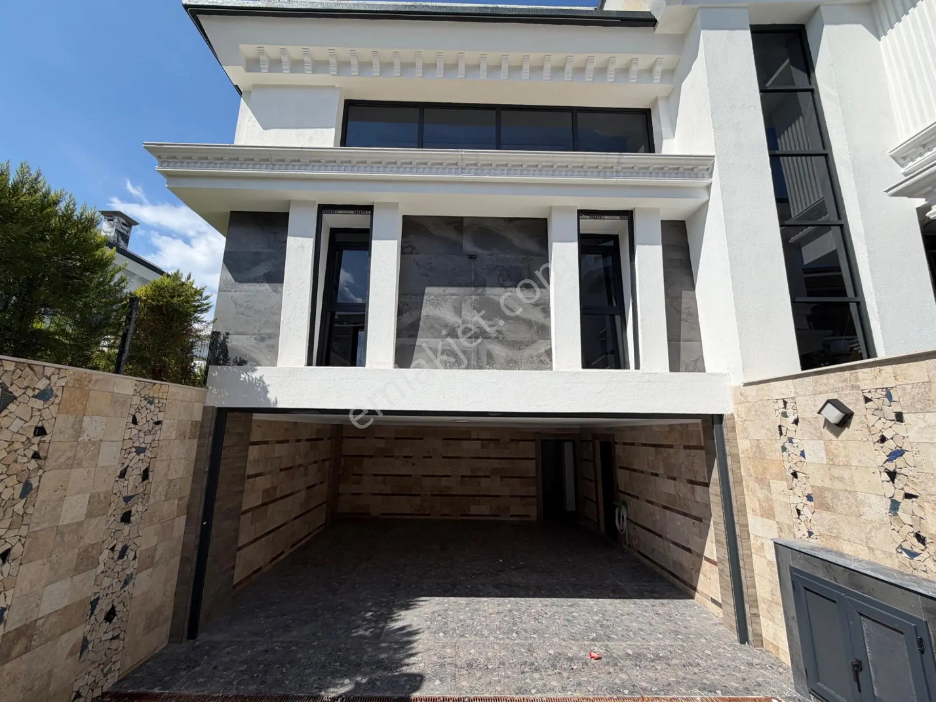 Kuşadası’nda Satılık Saunalı Hamamlı Spor Salonu Kapalı Garajlı Villa — fotoğraf 2