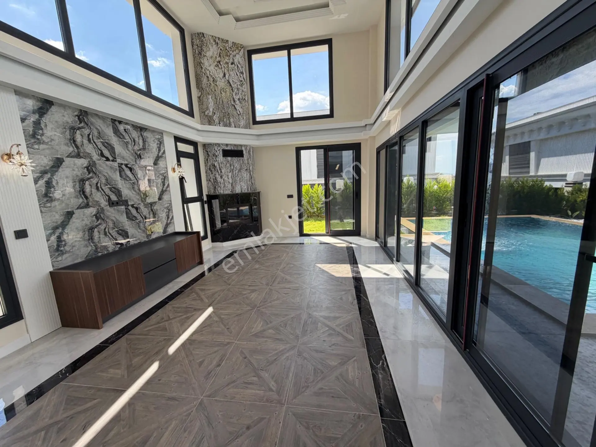Kuşadası’nda Satılık Saunalı Hamamlı Spor Salonu Kapalı Garajlı Villa — fotoğraf 9