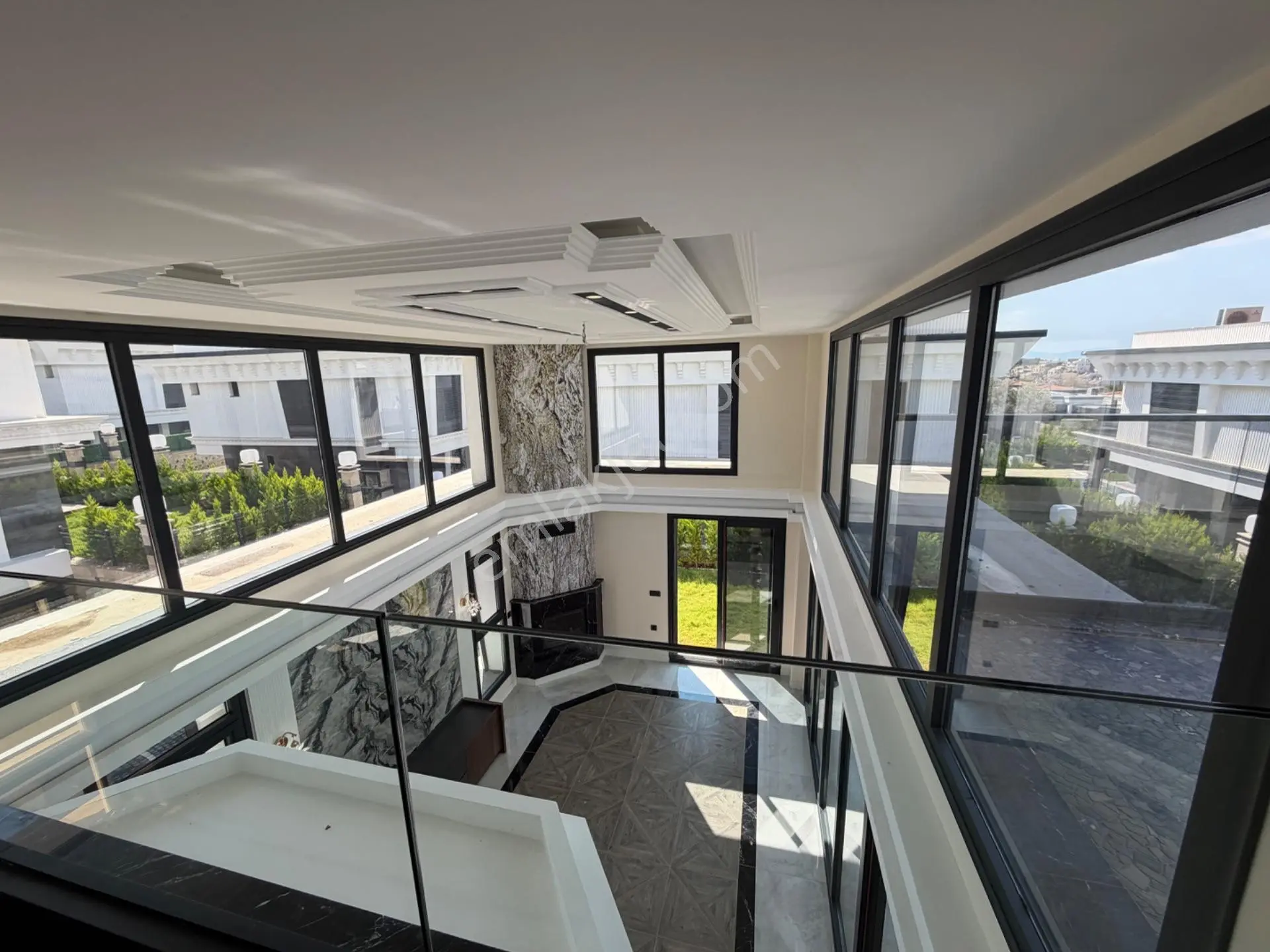 Kuşadası’nda Satılık Saunalı Hamamlı Spor Salonu Kapalı Garajlı Villa — fotoğraf 15