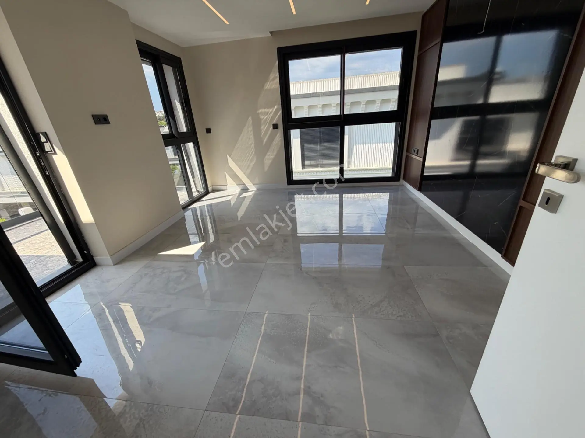 Kuşadası’nda Satılık Saunalı Hamamlı Spor Salonu Kapalı Garajlı Villa — fotoğraf 31