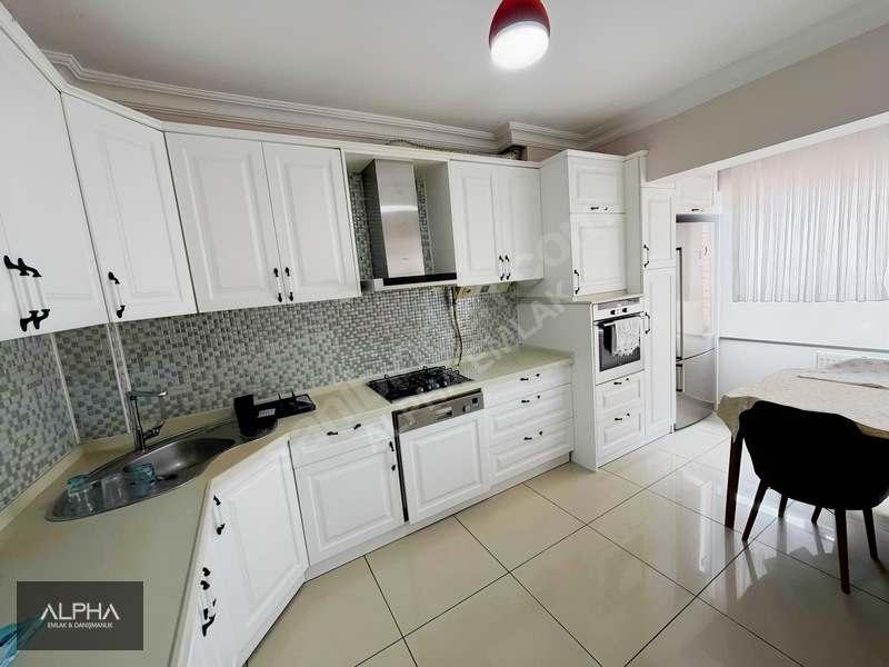 Alpha Emlak'tan Merkezi Konumda Eşyalı Kiralık 3+1 Daire