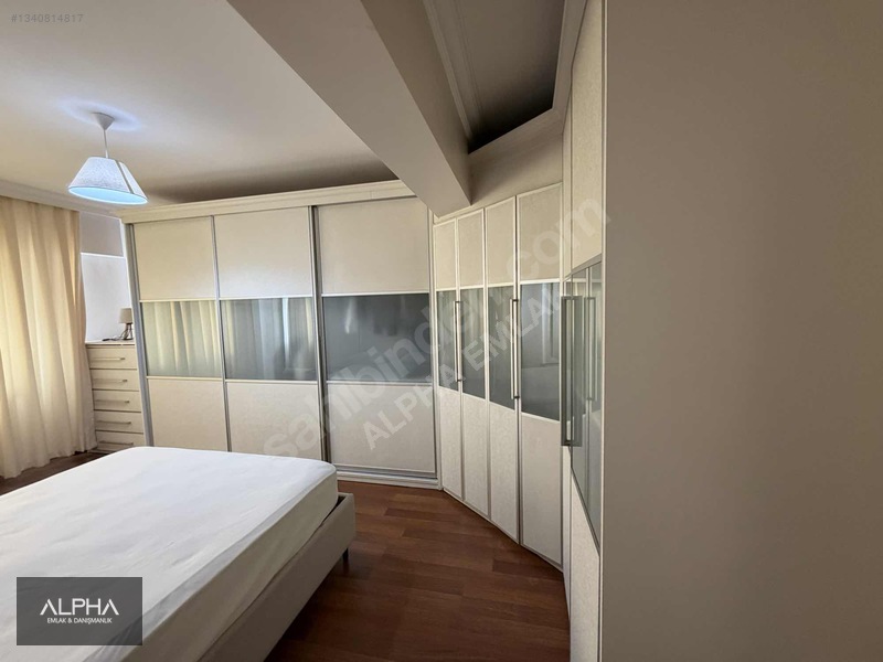 Alpha Emlak'tan Merkezi Konumda Eşyalı Kiralık 3+1 Daire — fotoğraf 3
