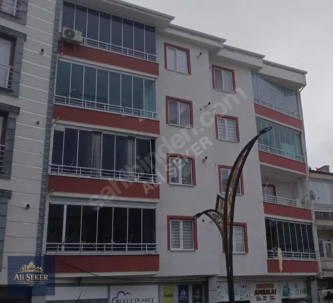 Alaca Yozgat Caddesi'Nde Satılık 3+1 Daire (130M²)