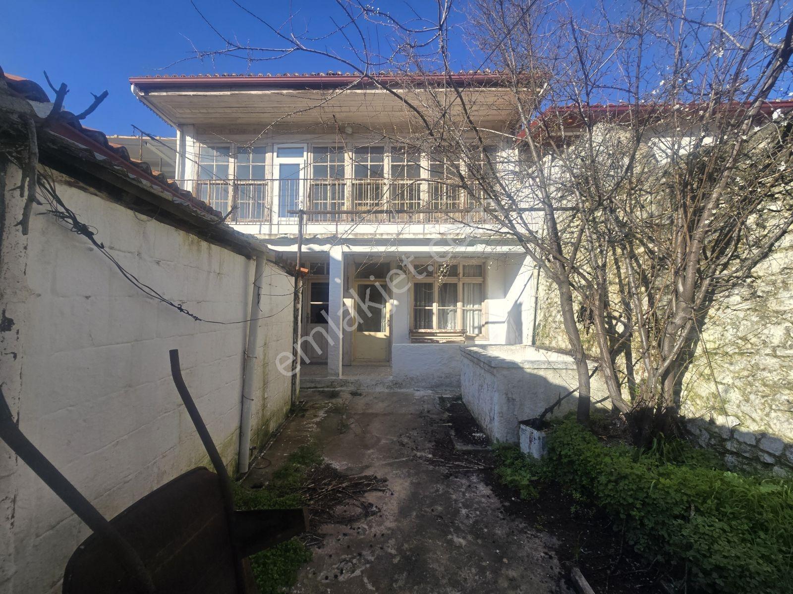 Emniyetin Arkasında 153 M² Arsa İçinde Müstakil Ev