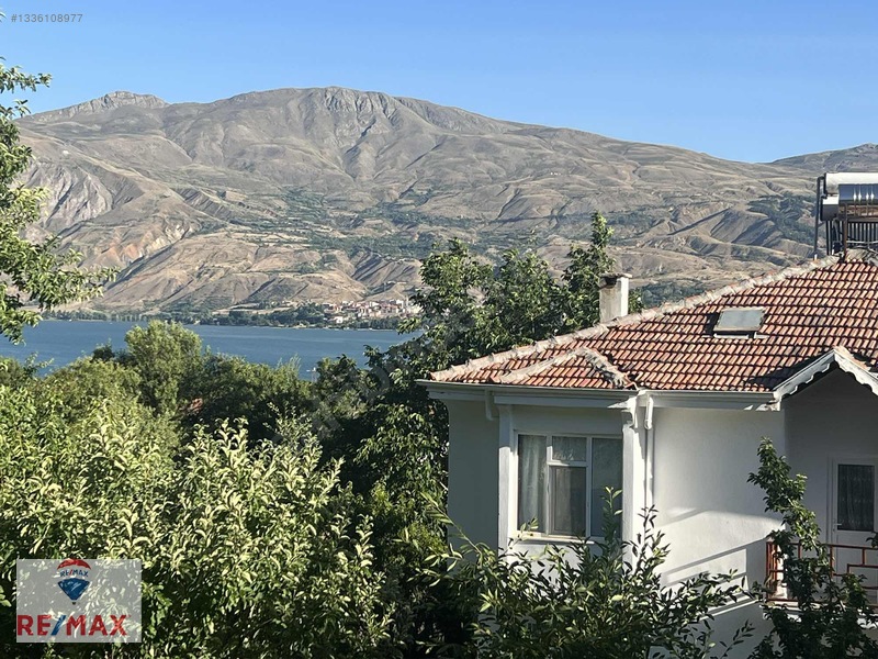 Hazar Gölünde Yüce Tatil Sitesinde Satılık 4+1 Yazlık Villa