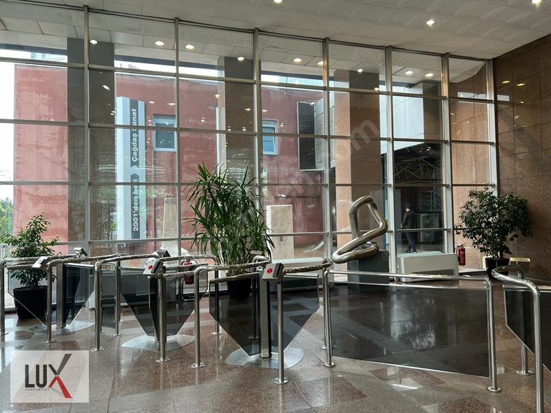 Maslak Beybi Giz Plazada Dekorasyonlu 250m2 Kiralık Ofis / Lux — fotoğraf 2