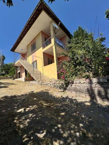 Gemerek'te Geniş Arsalı Müstakil Villa