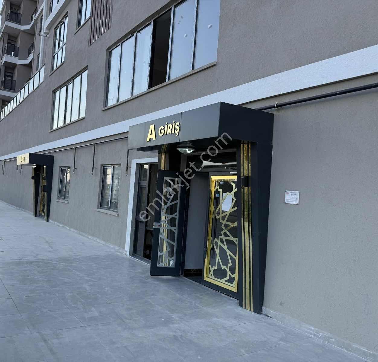 Lotus | Yeni Belediye Ve Avm Manzaralı — fotoğraf 3