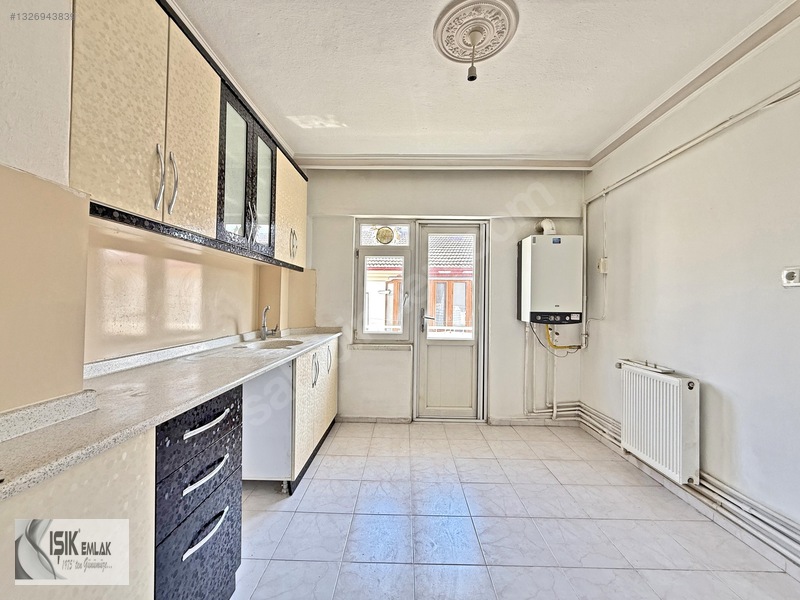 Işık Emlak'tan Merkezde 3+1 Orta Kat 120 M2 Güney Cephe — fotoğraf 2