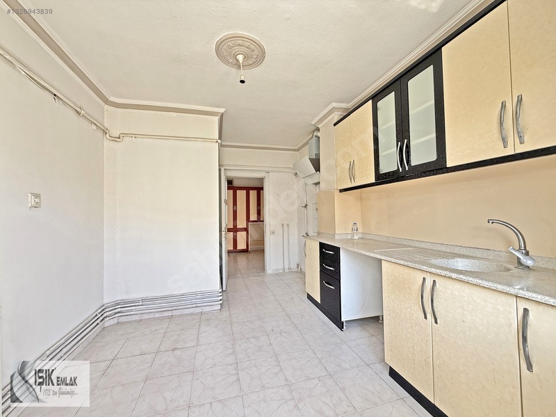Işık Emlak'tan Merkezde 3+1 Orta Kat 120 M2 Güney Cephe — fotoğraf 3