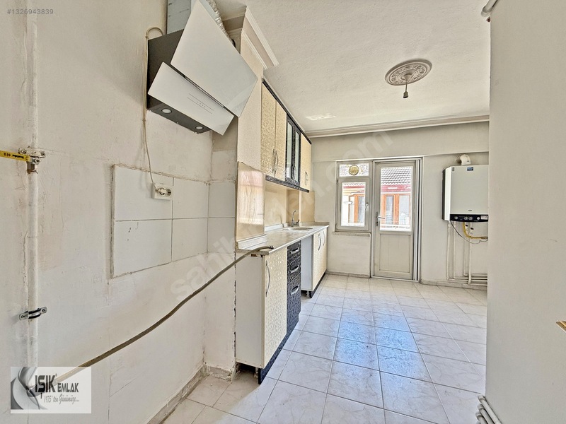 Işık Emlak'tan Merkezde 3+1 Orta Kat 120 M2 Güney Cephe — fotoğraf 4