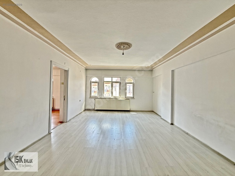 Işık Emlak'tan Merkezde 3+1 Orta Kat 120 M2 Güney Cephe — fotoğraf 7