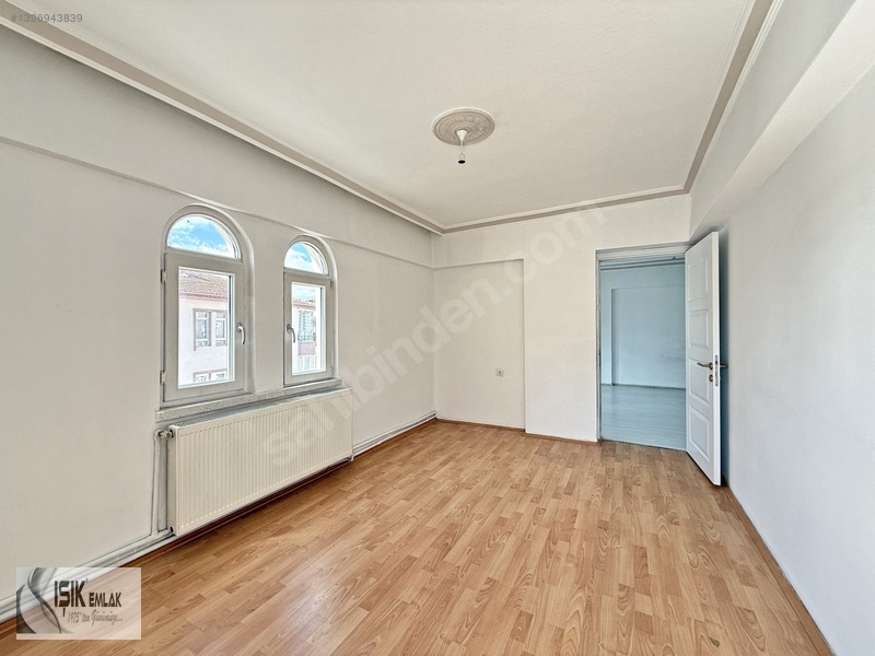Işık Emlak'tan Merkezde 3+1 Orta Kat 120 M2 Güney Cephe — fotoğraf 9