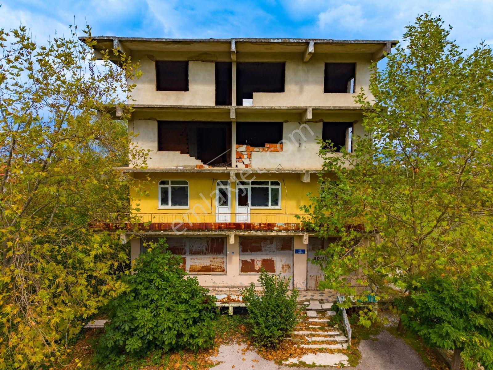 Arslanbey'de 2.551 M² Konut İmarlı Arsa + 700 M² Mevcut Bina