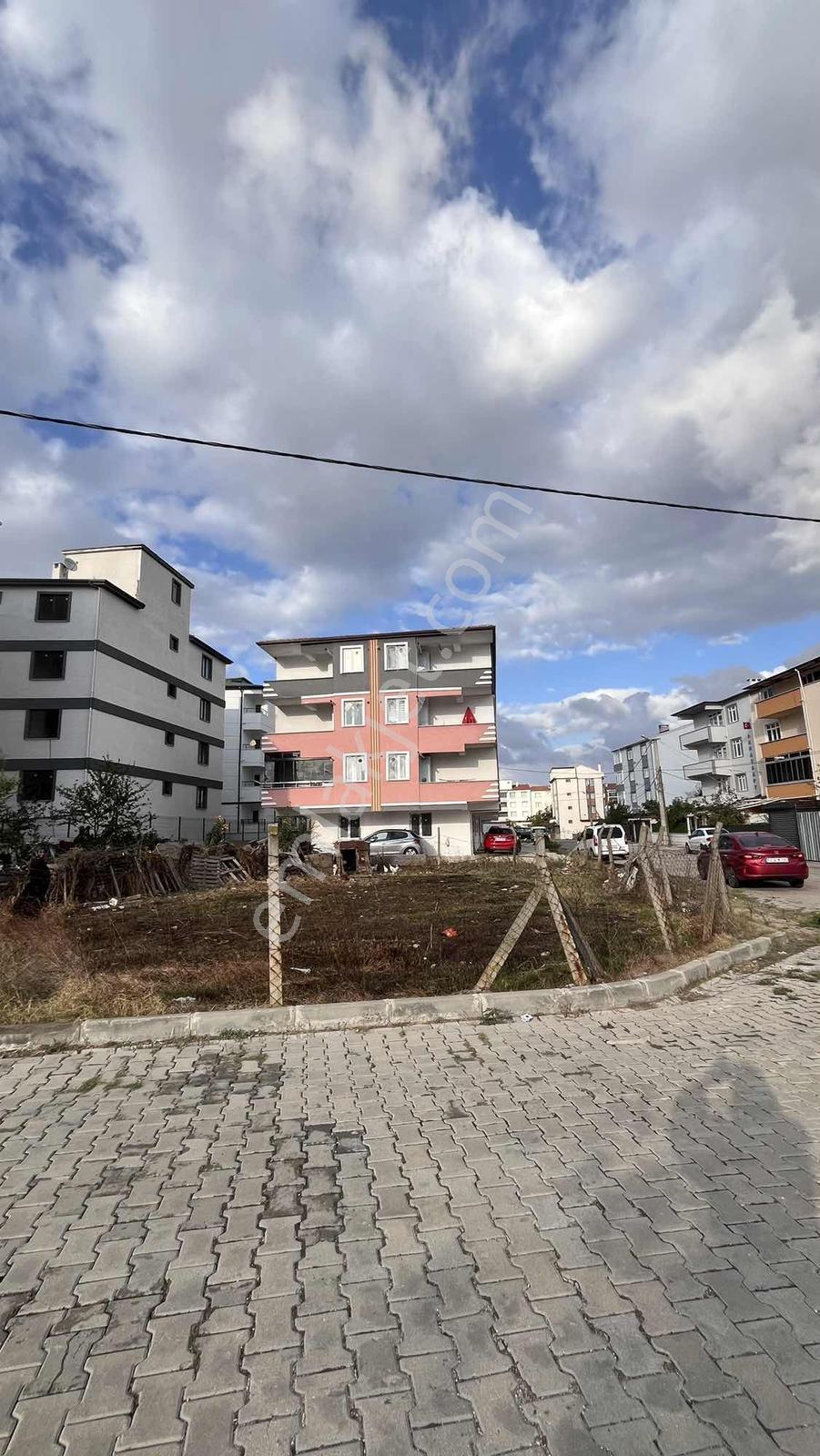Cumhuriyet Mahallesinde D-100 Cepheli Satılık Köşe Parsel