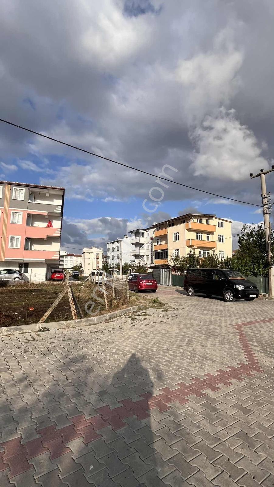 Cumhuriyet Mahallesinde D-100 Cepheli Satılık Köşe Parsel — fotoğraf 2
