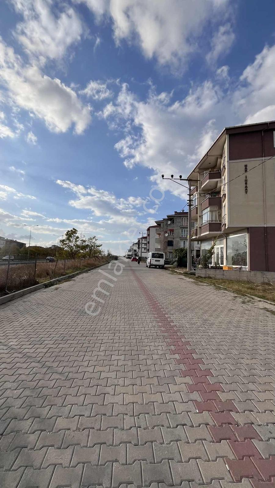 Cumhuriyet Mahallesinde D-100 Cepheli Satılık Köşe Parsel — fotoğraf 4