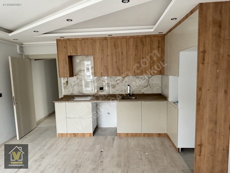 Vargün'Den Muradiye Atm Ler Mevki Satılık 2+1 Ara Kat Daire