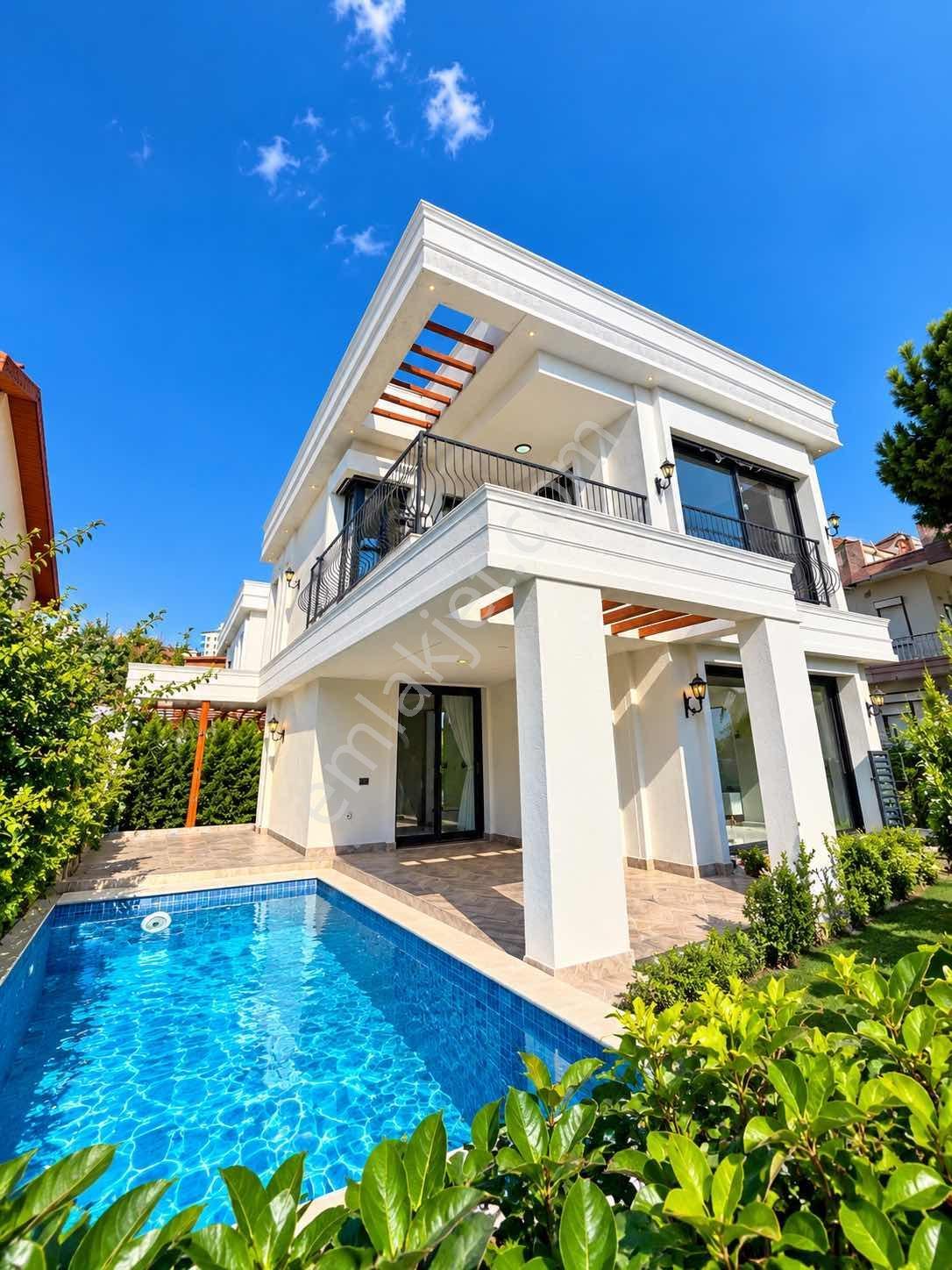 Kuşadası Kadınlar Denizinde Özel Havuzlu Denize Yakın 4+1 Villa