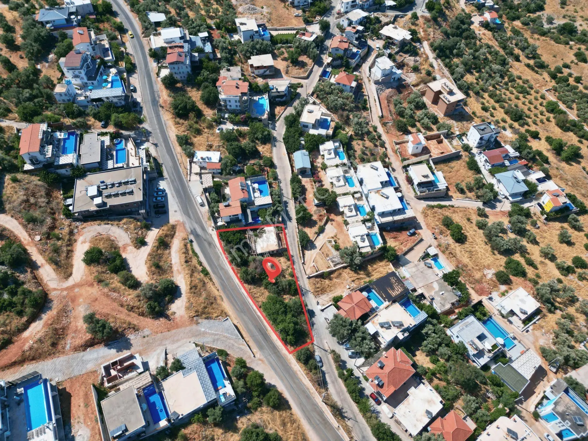Kaş Bezirgan Villalar Bölgesinde Ana Yola Cepheli Satılık