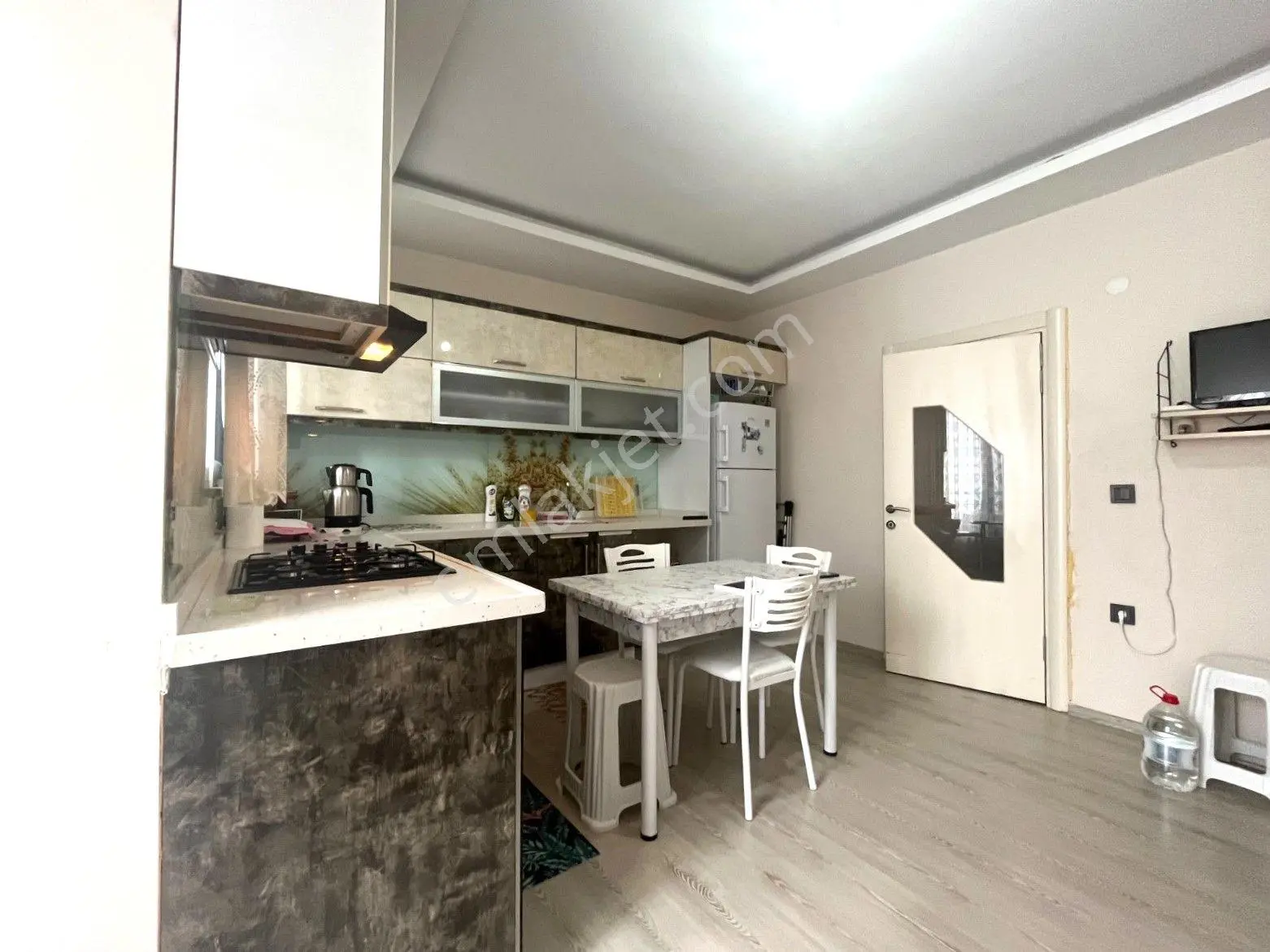 𝄞melodi'den Akçay Merkez'de Piyasanın Altında Ön Cephe Asansörlü Cam Balkon 1+1 Daire — fotoğraf 9