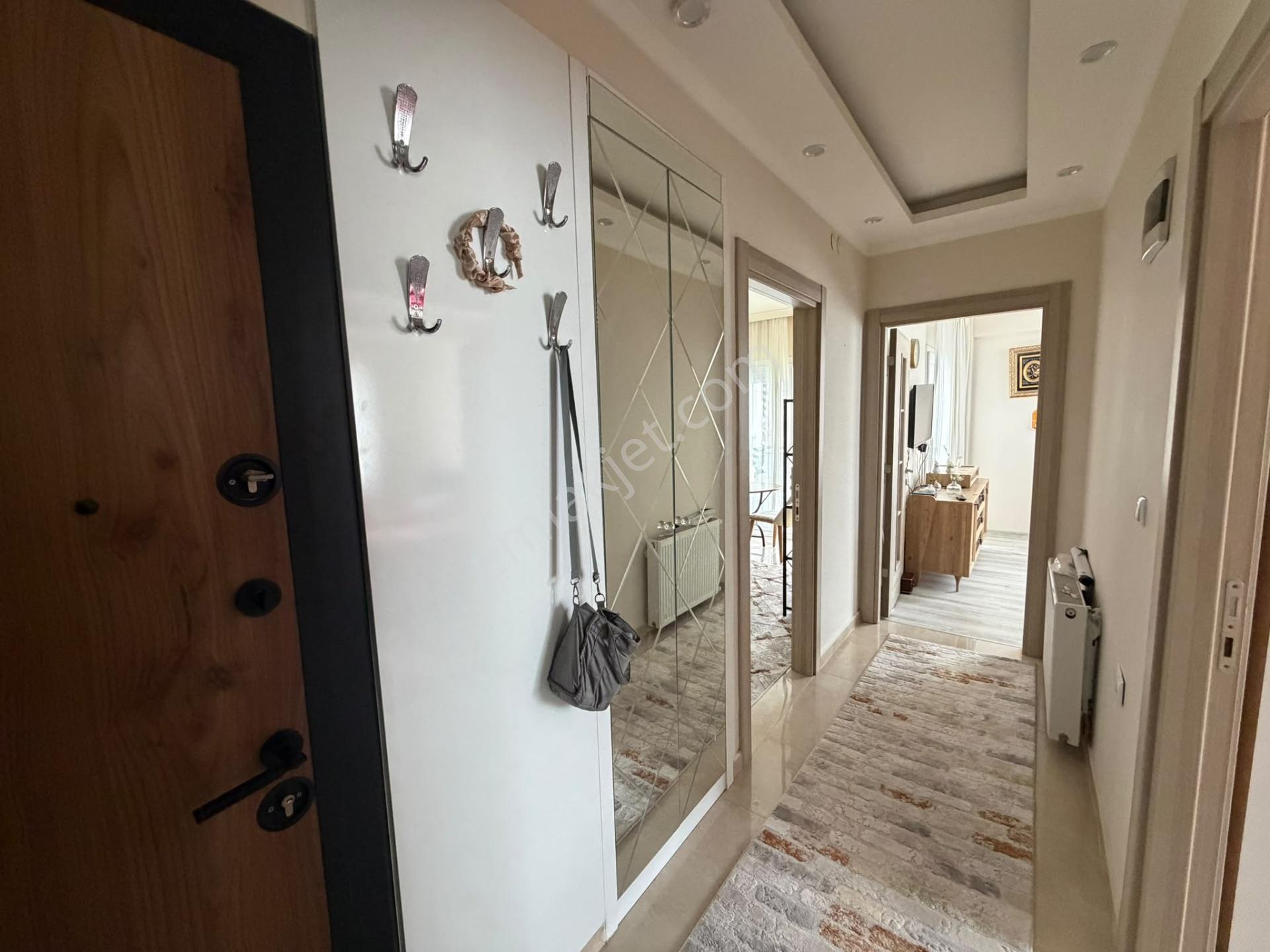 Özgün ‘gm’den Muradiye Cumhuriyet Caddesinde Satılık 2*1kapalı Mutfak Daire — fotoğraf 3