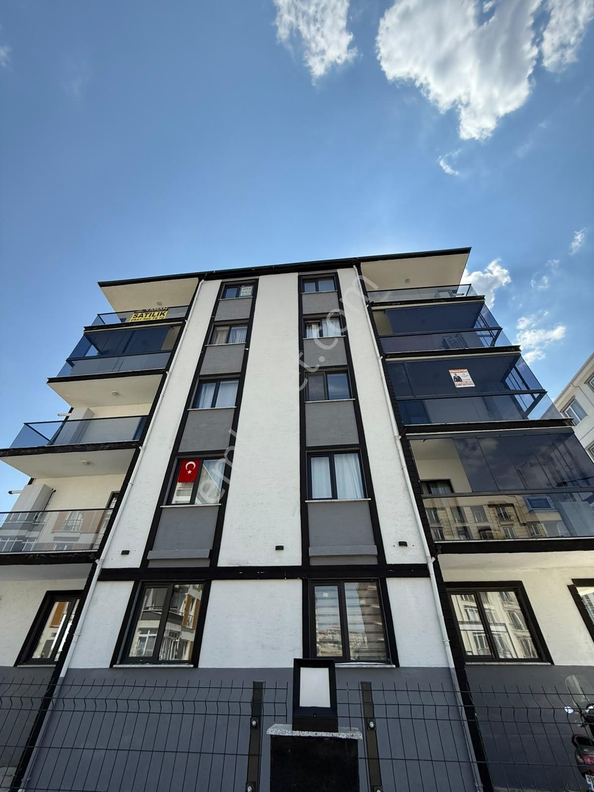 Newcıty Emlaktan Satılık Ara Kat Balkonlu Sıfır 1+1 Daire — fotoğraf 2