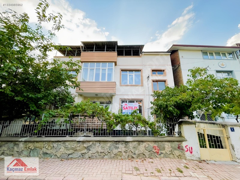 Kaçmaz Emlak'tan Bahçelievler De 3 Katlı Müstakil Ev Ve Arsası