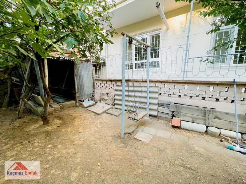 Kaçmaz Emlak'tan Bahçelievler De 3 Katlı Müstakil Ev Ve Arsası — fotoğraf 3