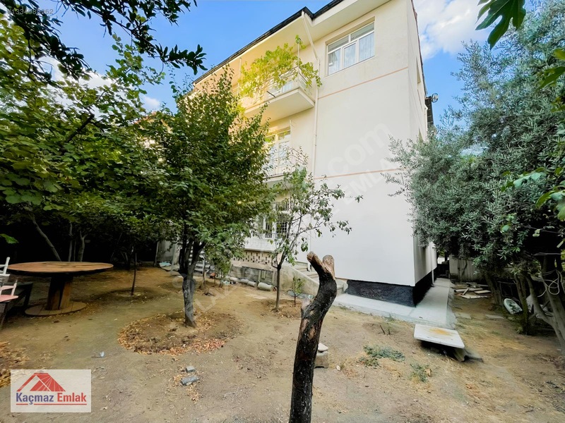 Kaçmaz Emlak'tan Bahçelievler De 3 Katlı Müstakil Ev Ve Arsası — fotoğraf 5