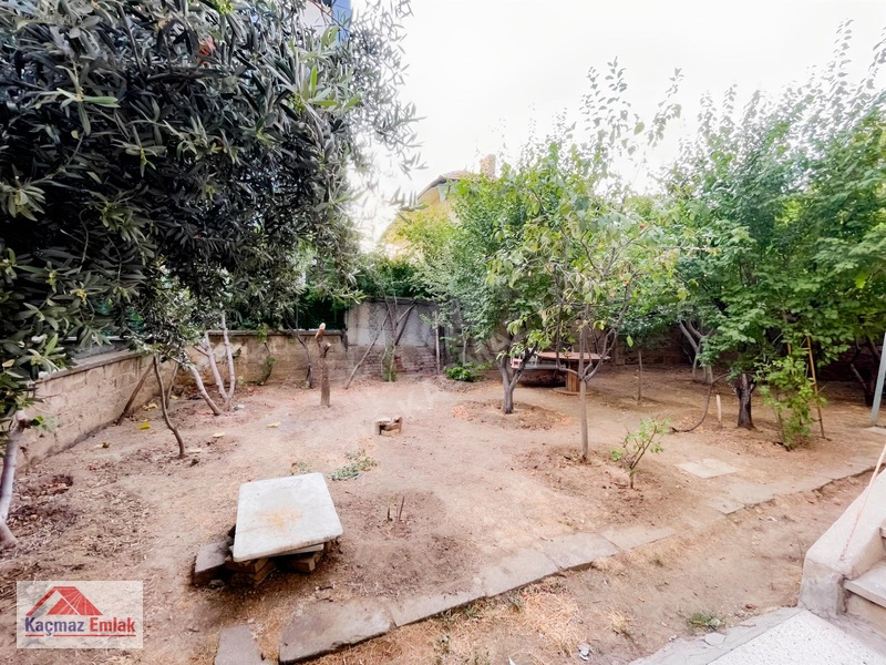 Kaçmaz Emlak'tan Bahçelievler De 3 Katlı Müstakil Ev Ve Arsası — fotoğraf 7