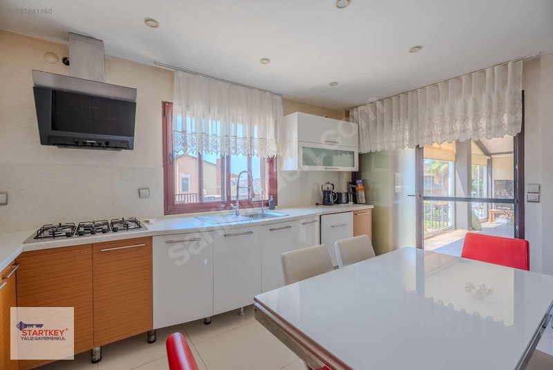 Güzelbahçede Deniz Ve Doğayla İç İçe, Prestijli Kiralık Villa — fotoğraf 13
