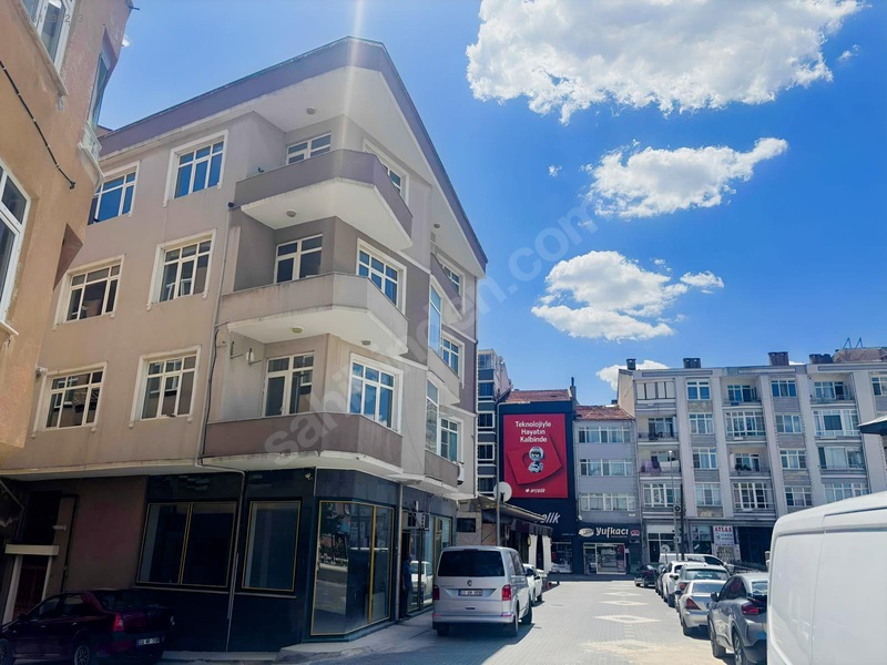 Çarşıda Boydan Boya Çepheli Kiralık İşyeri