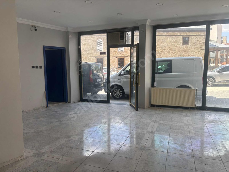 Çarşıda Boydan Boya Çepheli Kiralık İşyeri — fotoğraf 6