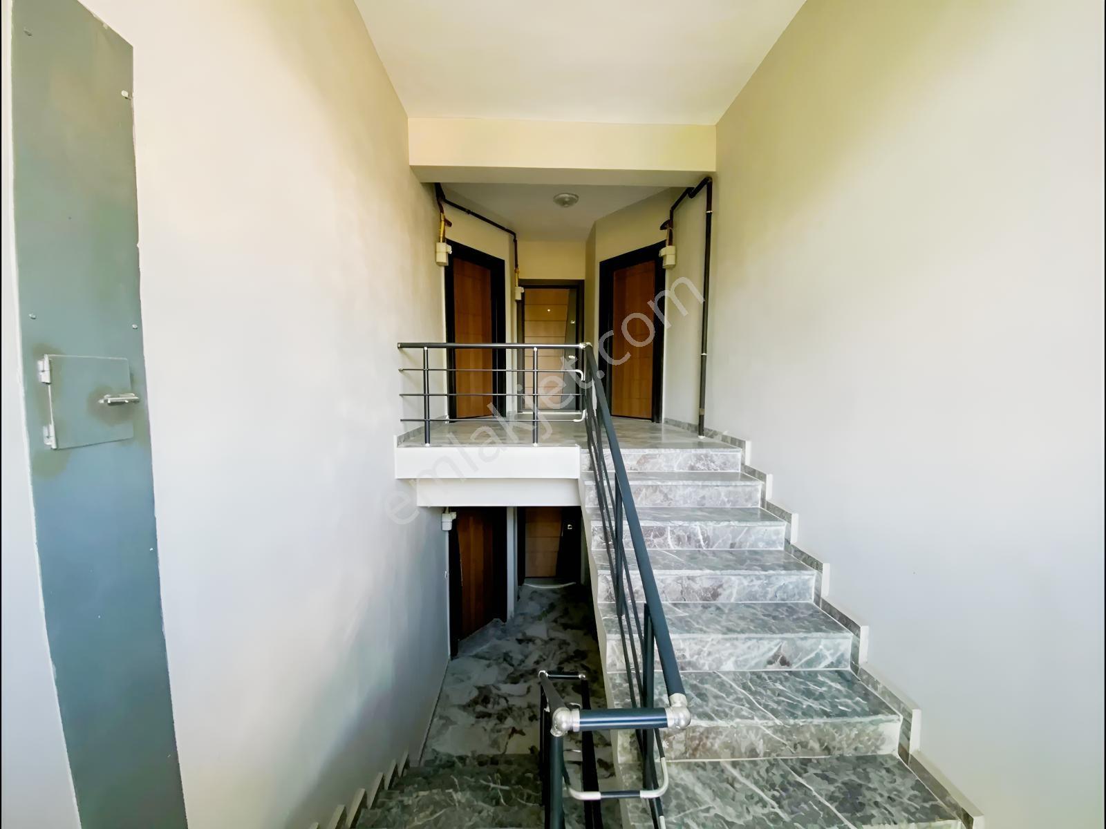 Karasuda Havuzlu Sitede Ayrı Mutfaklı Cam Balkonlu Daire — fotoğraf 11