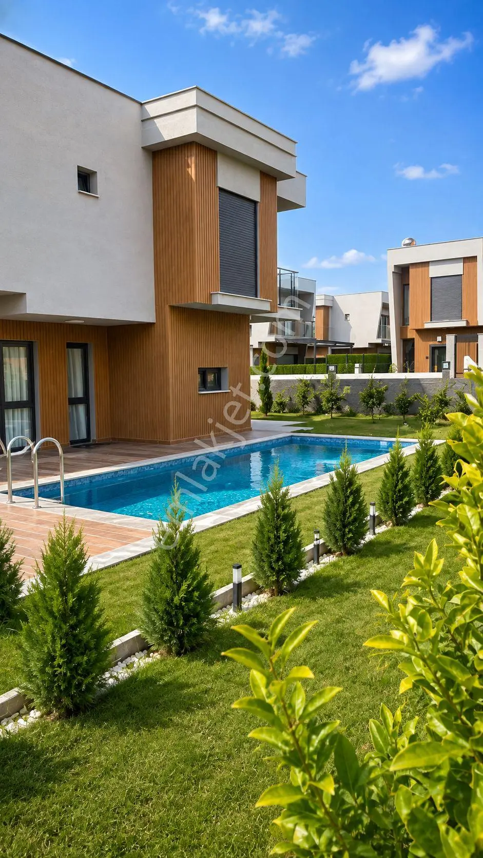 Sahil Sitelerinde Denize 600 Metre 3+1 Sıfır Villa