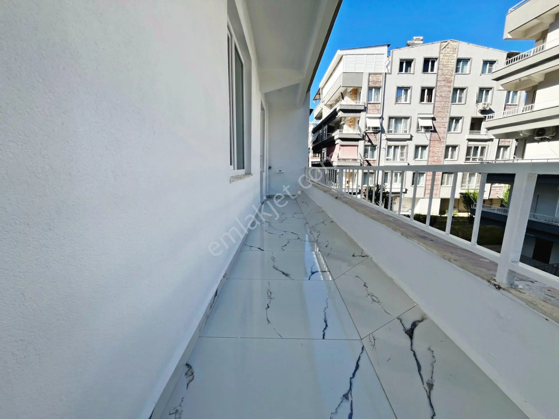 Aktif'ten Akçay'da Satılık Ön Cephe Çift Balkonlu Harika 2+1 Daire — fotoğraf 27
