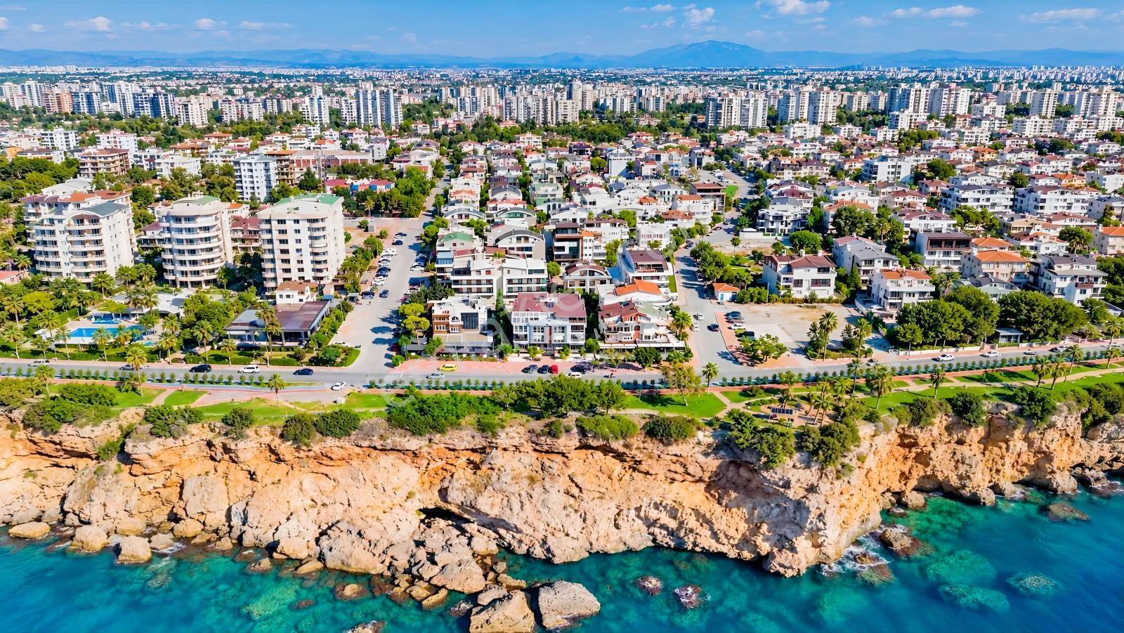 Sahil Bandında Denize Sıfır, Bahçe Kullanımlı 3+1 Daire