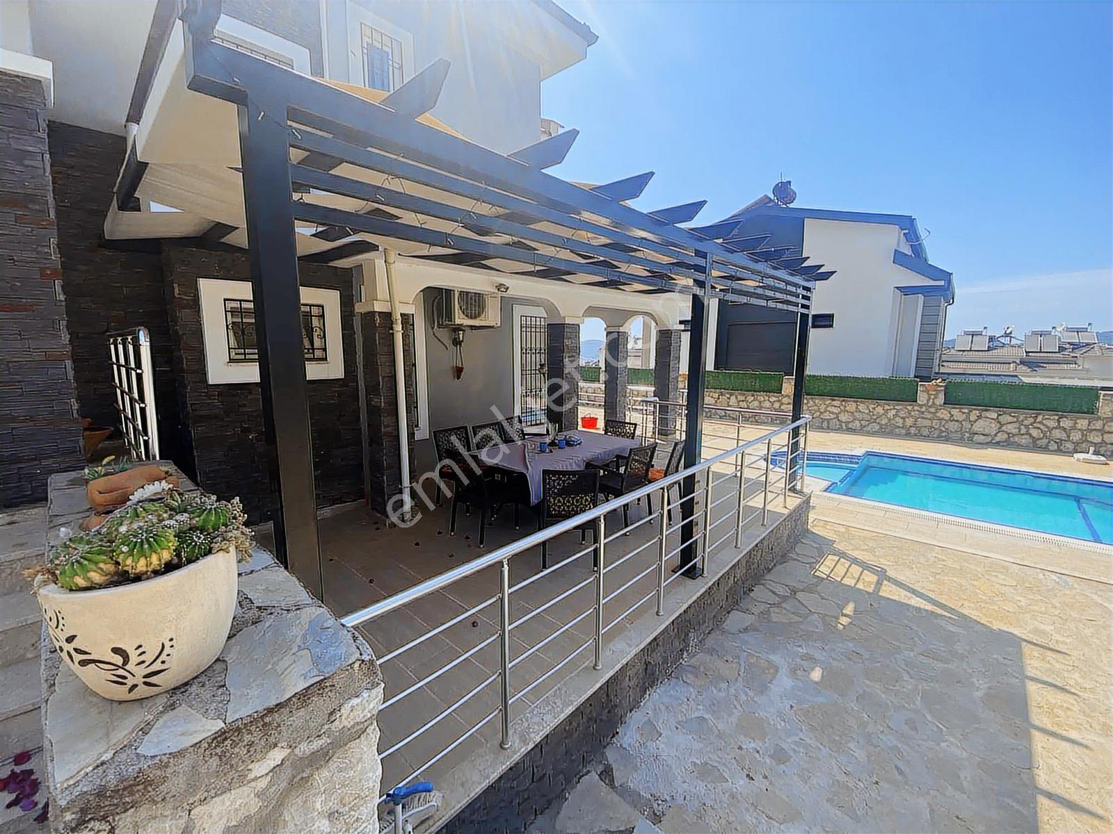 Ölüdeniz Ovacık'ta 500m2 Arsalı 3+1 Havuzlu Villa