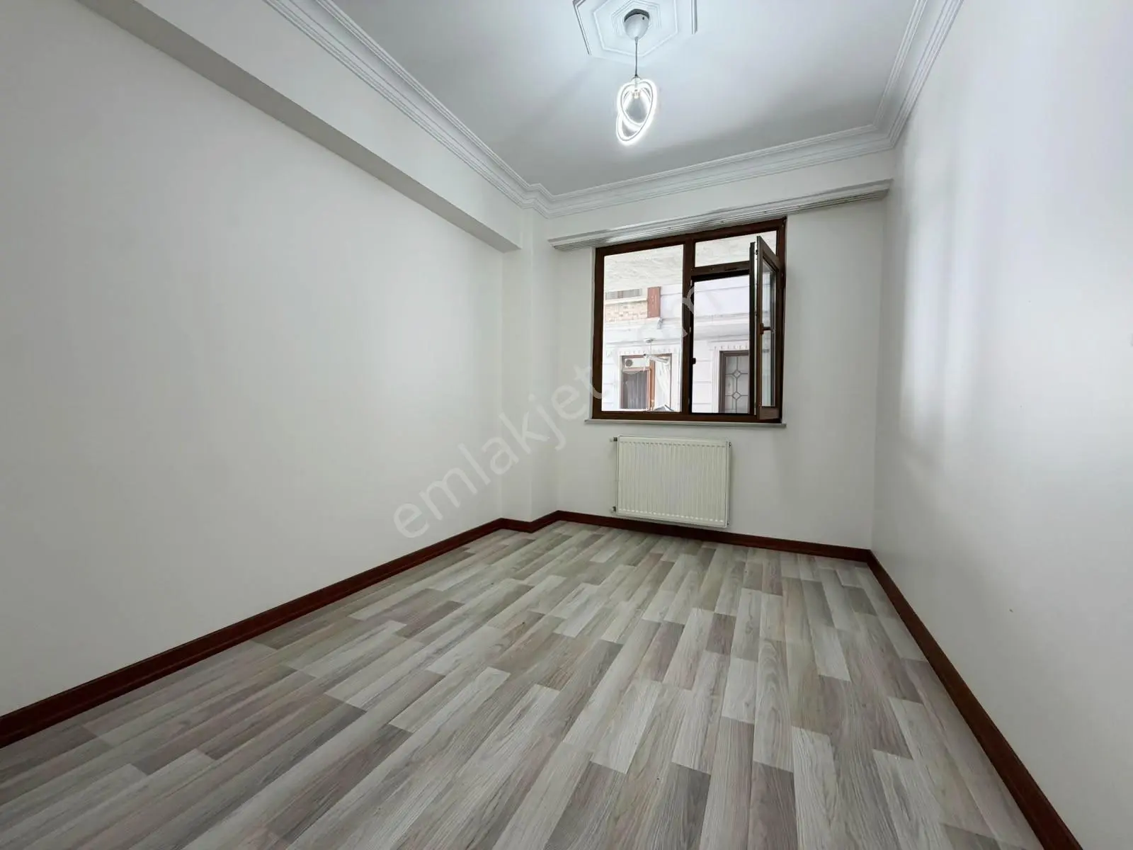 Ed Yapı'dan Efsane Daire Arakat Emsalinde 2+1 Balkonlu Giriş Kat